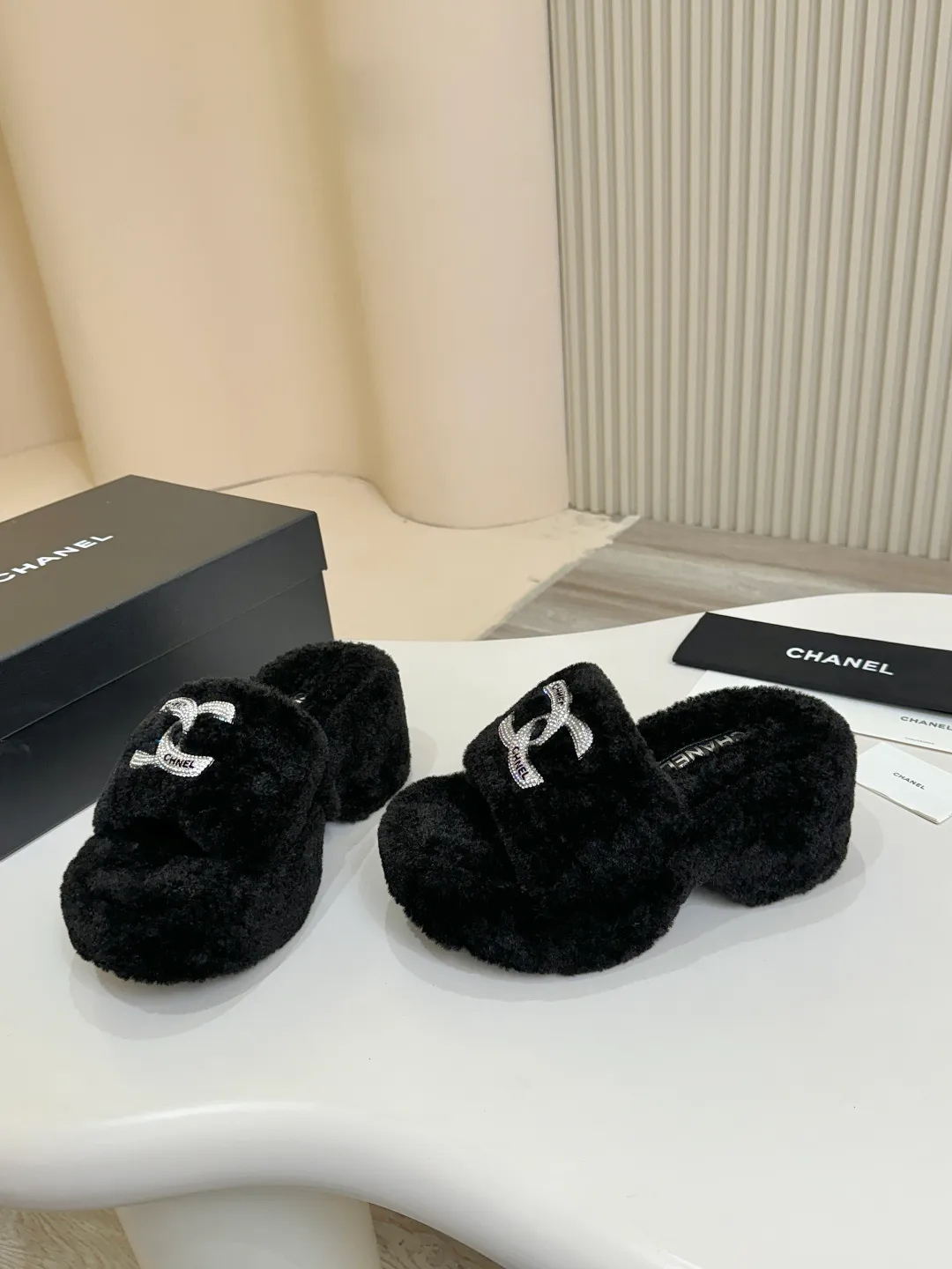 👟👟Ex-factory price 480👟👟 Chanel CHANEL thick-soled fur flip flops｜Finally waited for this pair of celebrity show style same style🧚♀️ The upper is covered with soft and waxy lamb wool, with classic double C diamond buckle👟👟The texture is full of texture. As soon as you put it on, your sense of luxury will instantly soar. The inner lamb wool fabric is as comfortable as stepping on clouds☁️ Thickened rubber soles, 8cm at the heel, 6.5cm at the forefoot, with raised bars, easy to wear with long legs~ The wedge heel design is super easy to walk, lazy and fashionable. It is very elegant for daily outings and date wear. It is a must-have and versatile artifact for this autumn and winter, waiting for you~ #chanel slippers #Celebrity Style #Advanced Wearing Fabric: Lamb 🐑 Wool Lining: Lamb 🐑 Wool Feet: lamb 🐑 hair Outsole: wear-resistant and non-slip rubber outsole Size: 35–40